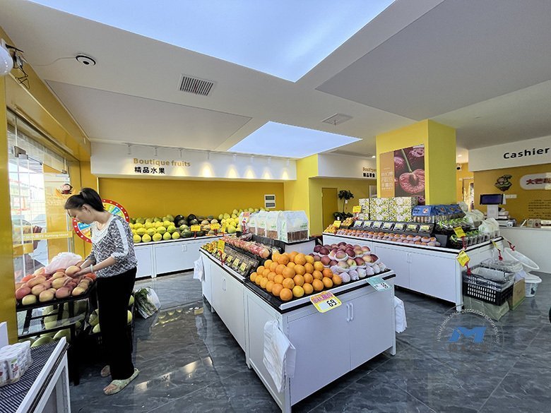 現代水果零食連鎖店裝修設計效果店內實景堆頭